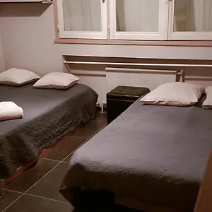 appart-spacieux-sur-lyon8-dans-residence-calme.hotels-rhonealpes.com/